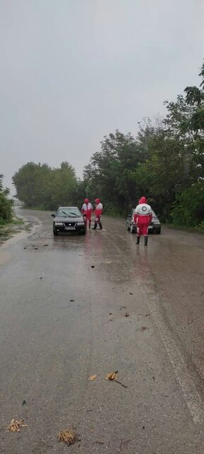 امدادرسانی ۱۲ گروه هلال احمر گیلان در سیلاب آستارا