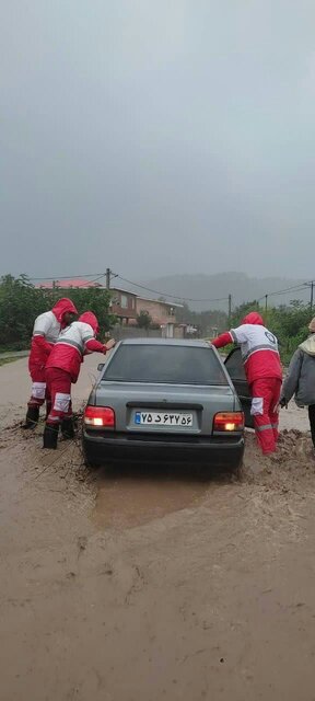 امدادرسانی ۱۲ گروه هلال احمر گیلان در سیلاب آستارا