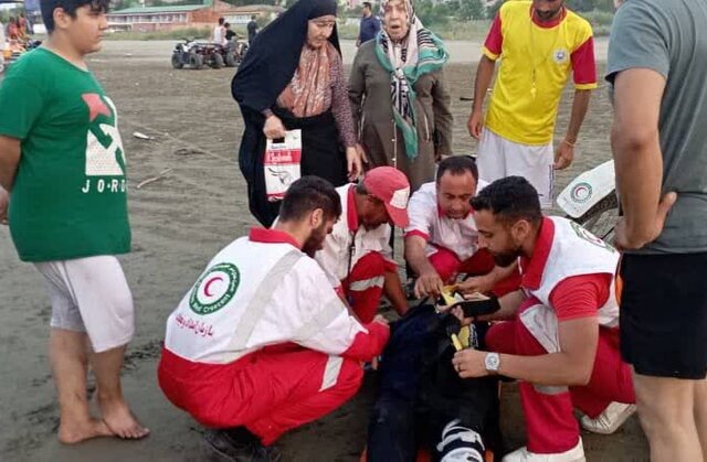 نجات ۲۵ نفر از غرق شدگی در سواحل بندرانزلی