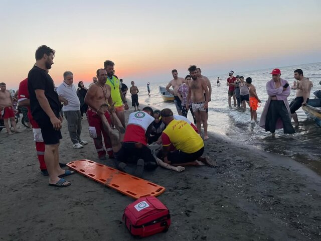 نجات ۲۵ نفر از غرق شدگی در سواحل بندرانزلی