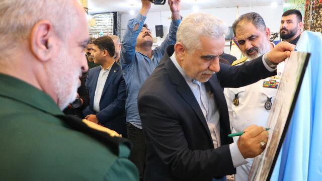 دشمن جرات سینه به سینه ایستادن ندارد و از پشت خنجر میزند