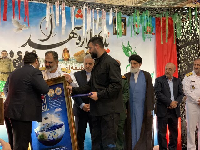 دشمن جرات سینه به سینه ایستادن ندارد و از پشت خنجر میزند