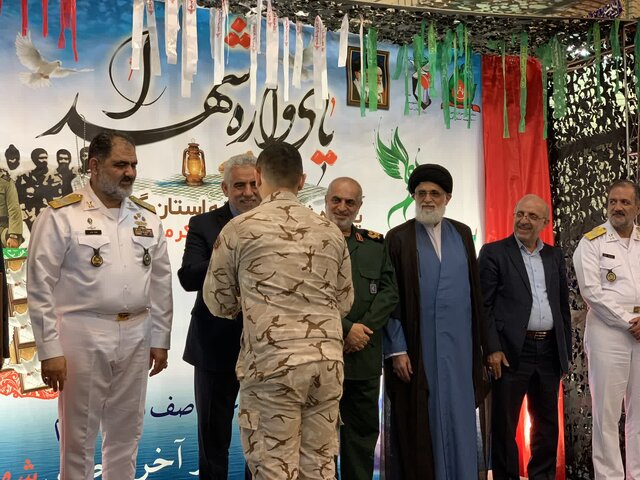 دشمن جرات سینه به سینه ایستادن ندارد و از پشت خنجر میزند