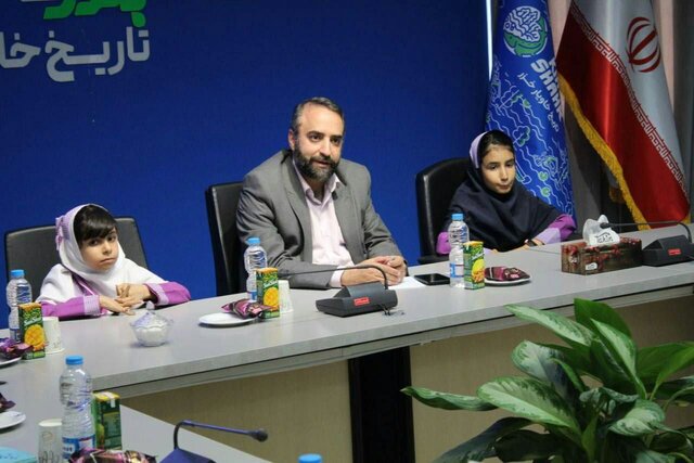 احکام اولین شهرداران مدرسه بندر کیاشهر اهدا شد