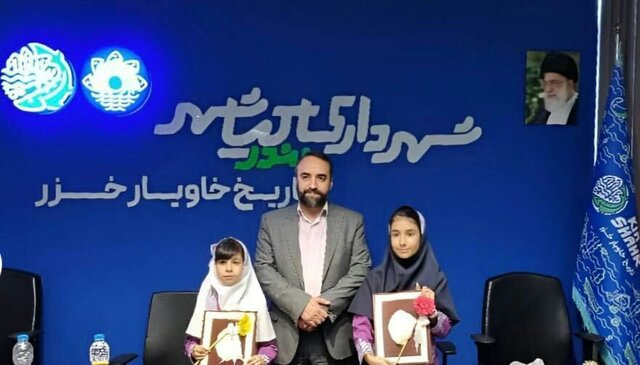 احکام اولین شهرداران مدرسه بندر کیاشهر اهدا شد