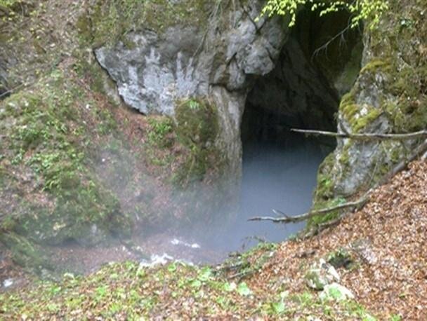 عکس آرشیوی است کشف غار تاریخی در ییلاق کشایه رحیمآباد