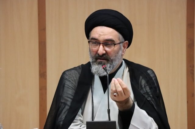 وجه تمایز حکمرانی قرآنی با سایر حکمرانیها، توحید محور بودن آن است وجه تمایز حکمرانی قرآنی با سایر حکمرانیها، توحید محور بودن آن است