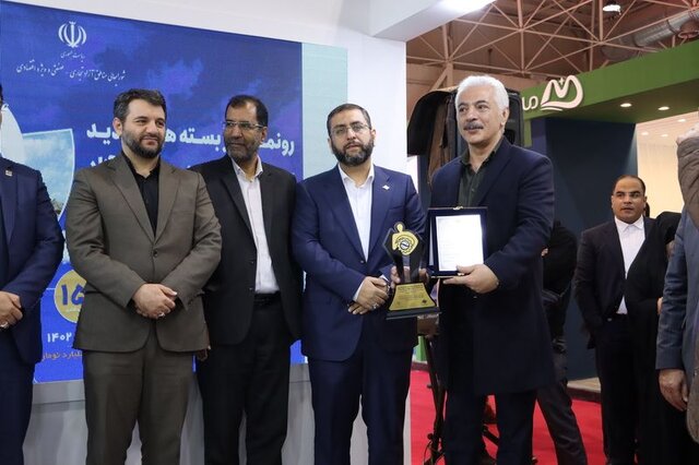 تجلیل از دو سرمایهگذار و صادرکننده منطقه آزاد انزلی