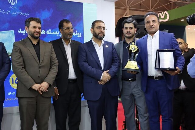 تجلیل از دو سرمایهگذار و صادرکننده منطقه آزاد انزلی