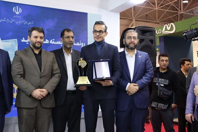 تجلیل از دو سرمایهگذار و صادرکننده منطقه آزاد انزلی