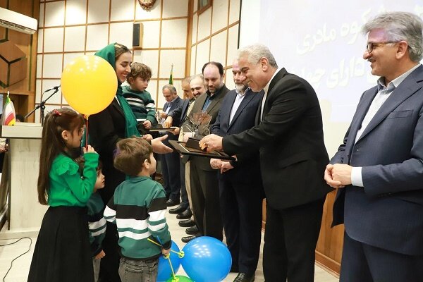 مادران دارای ۴ فرزند گیلان تجلیل شدند مادران دارای ۴ فرزند گیلان تجلیل شدند
