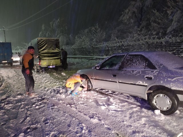 بارش سنگین برف، ادارات و مدارس را در آستارا تعطیل کرد