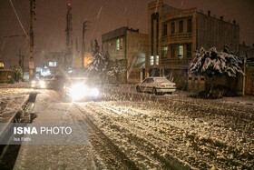 بارش شدید برف در محورهای مواصلاتی شفت و بندرانزلی/ ارتفاع برف به ۷۵ سانتیمتر رسید