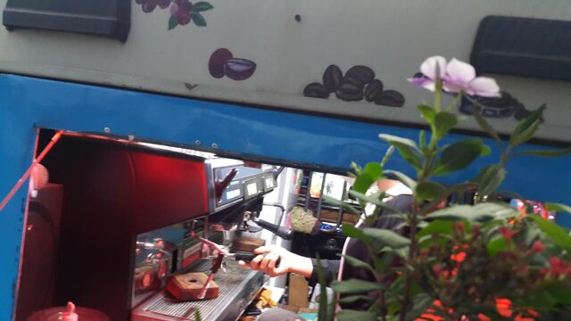 عطر دم نوش های «خانم لندی» در جاده زندگی