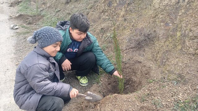 غرس ۱۲۰۰۰ اصله نهال در پویش مردمی کاشت نهال در شهرستان رودبار