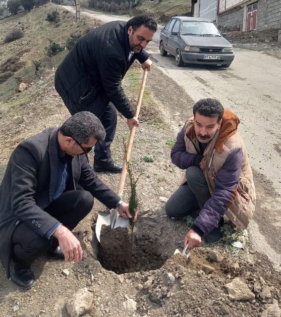 غرس ۱۲۰۰۰ اصله نهال در پویش مردمی کاشت نهال در شهرستان رودبار
