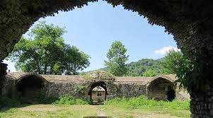 سفر به کاروانسرای جهانی تی تی خانم تا عطر کماج در جوار آبشار لونک