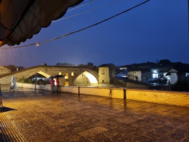 لذت خرید ماهی سفید از بازار سماکان تا  دیدن خانه های سفال پوش از بلندای پل خشتی