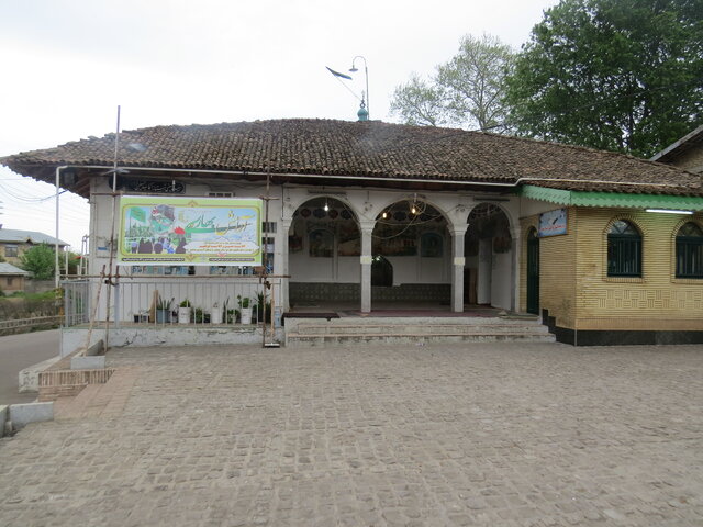 لذت خرید ماهی سفید از بازار سماکان تا  دیدن خانه های سفال پوش از بلندای پل خشتی