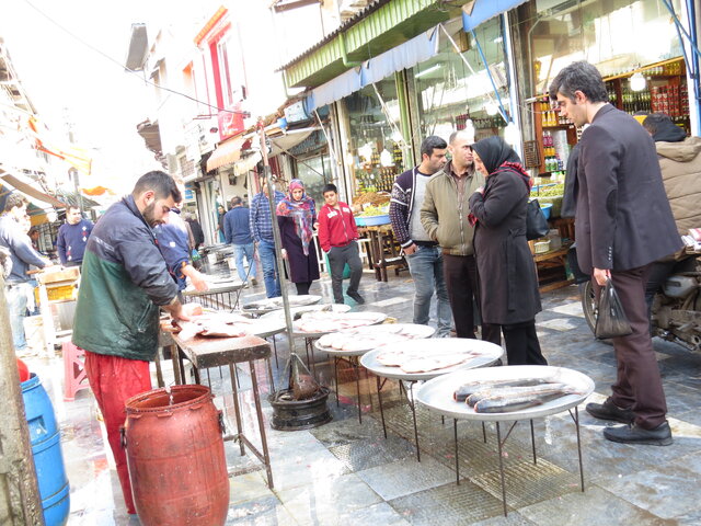 لذت خرید ماهی سفید از بازار سماکان تا  دیدن خانه های سفال پوش از بلندای پل خشتی