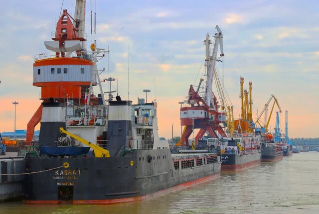 رکورد تخلیه و بارگیری کالا در مجتمع بندری انزلی پس از ۶ سال شکست