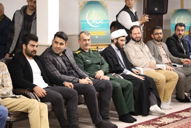 نشست صمیمی آیتالله فلاحتی با شعرای گیلان برگزار شد