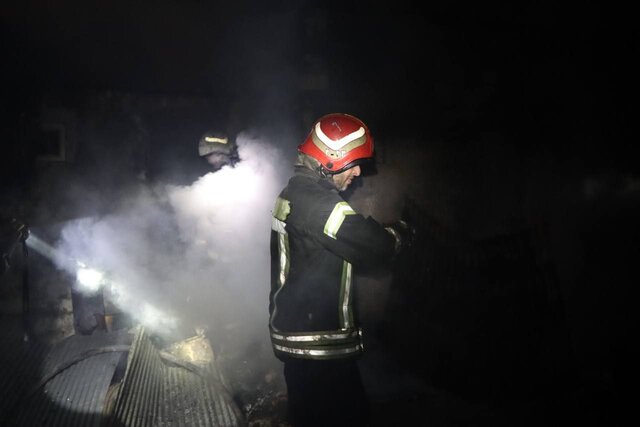 انفجار حین مهار آتش در مغازه نقاشی خودرو