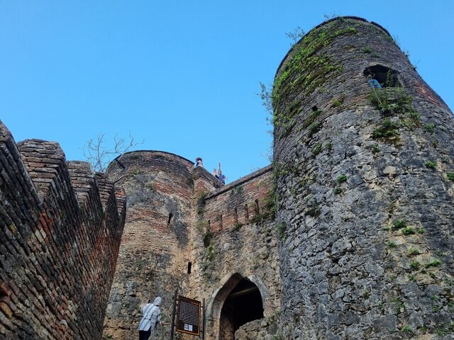 دژ عظیم «قله روخون»، یادگاری بهجامانده در شکاف کوهها