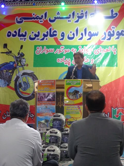 اهدای ۱۰۰ کلاه ایمنی رایگان به موتورسواران در بندرانزلی