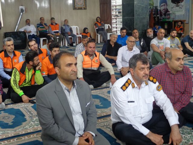 اهدای ۱۰۰ کلاه ایمنی رایگان به موتورسواران در بندرانزلی