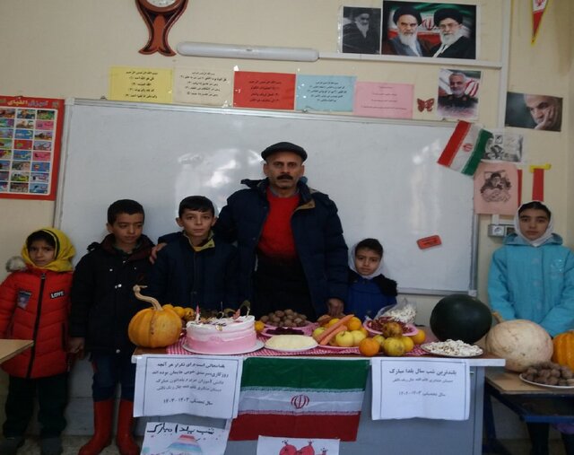 معلم عشایری که پدرانه مشق علم و ادب میکند