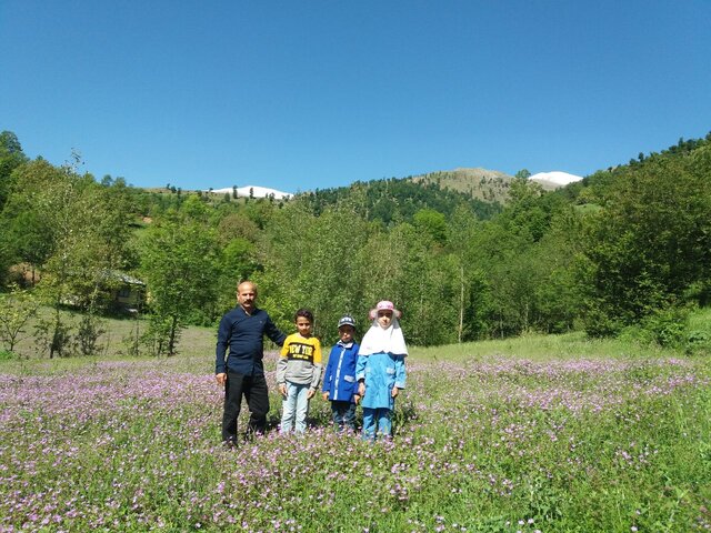معلم عشایری که پدرانه مشق علم و ادب میکند