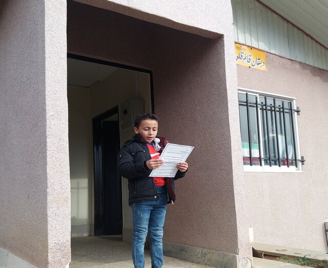 معلم عشایری که پدرانه مشق علم و ادب میکند