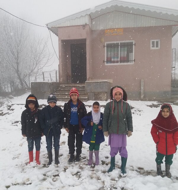 معلم عشایری که پدرانه مشق علم و ادب میکند