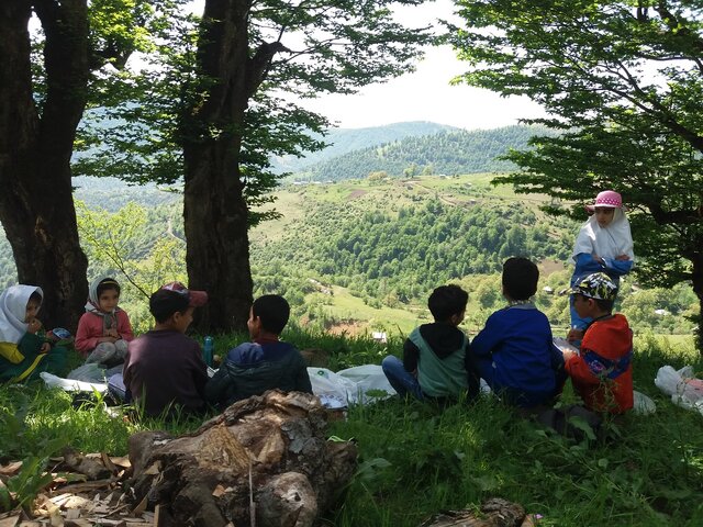 معلم عشایری که پدرانه مشق علم و ادب میکند