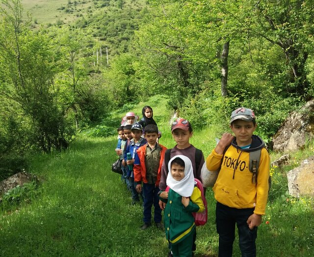 معلم عشایری که پدرانه مشق علم و ادب میکند