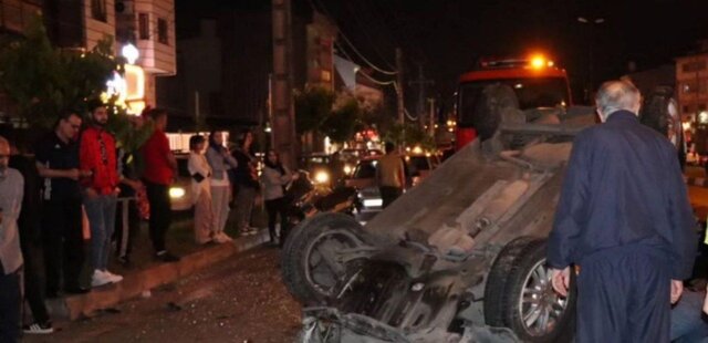 نجات مصدومان حادثه واژگونی خودرو و ریزش بنزین در رشت