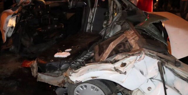 نجات مصدومان حادثه واژگونی خودرو و ریزش بنزین در رشت