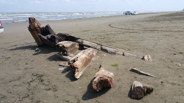 رهاشدن شناور ۲۰۰ ساله در ساحل کریم محله تالش