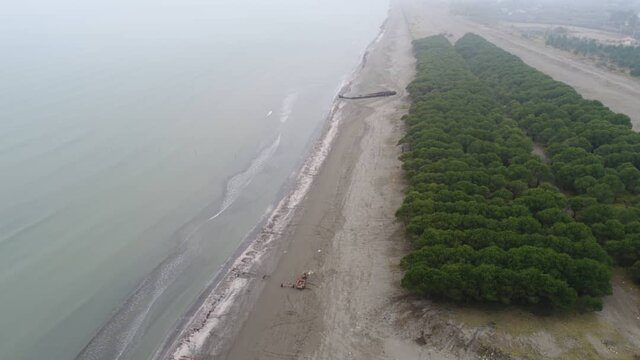 رهاشدن شناور ۲۰۰ ساله در ساحل کریم محله تالش