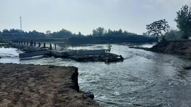 آب شستگی جداره رودخانه چمخاله محصور می شود