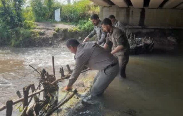 سدهای کلهام در رودخانه مرداب شهرستان مرزی آستارا پاکسازی شد