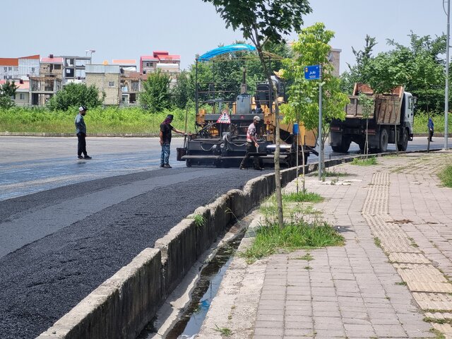 آسفالت معابر اصلی شهرک مهر رشت ادامه مییابد