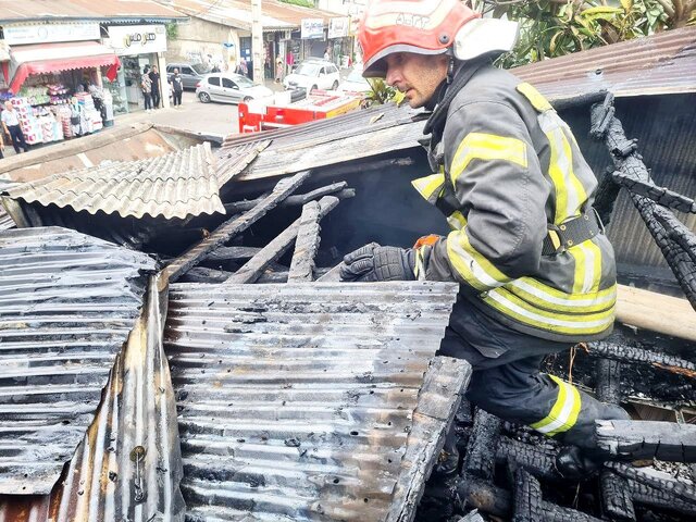 مهار آتش در سقف‌های به هم چسبیده ۳ مغازه در رشت