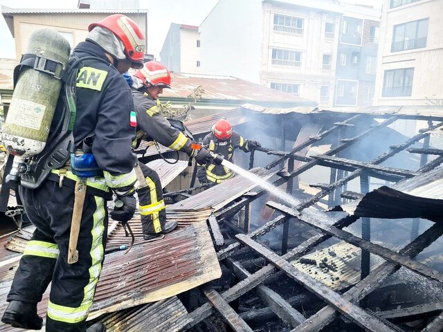 مهار آتش در سقف‌های به هم چسبیده ۳ مغازه در رشت