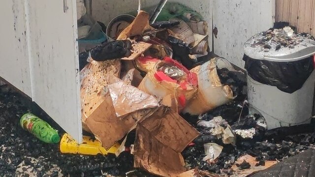 مهار آتش در سقفهای به هم چسبیده ۳ مغازه در رشت