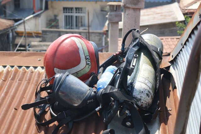 آتشسوزی مهیب در پشت بام ۷ باب منزل مسکونی در رشت مهار شد