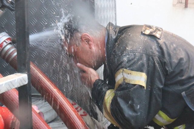 آتشسوزی مهیب در پشت بام ۷ باب منزل مسکونی در رشت مهار شد