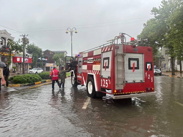 رفع آبگرفتگی و بازگشایی معابر شهر لاهیجان