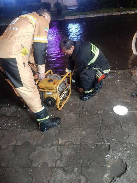 رفع آبگرفتگی ۱۴ نقطه شهر رشت توسط آتشنشانان